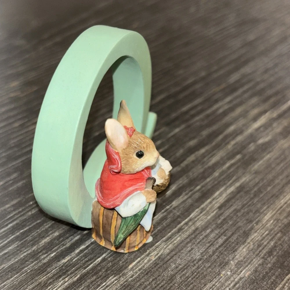 BEATRIX POTTER-Q-MRS. RABBIT LETTER FIGURINE A5009 Enesco Ltd